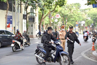 Công an Hà Nội tăng kiểm soát, đảm bảo an toàn giao thông ở các cổng trường