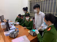 [Ảnh] Xúc động hình ảnh lực lượng Công an ngày đêm cấp căn cước gắn chíp cho nhân dân
