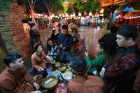 Du khách thích thú trải nghiệm tại lễ hội văn hóa dân gian 