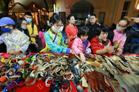 Du khách thích thú trải nghiệm tại lễ hội văn hóa dân gian 