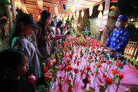 Du khách thích thú trải nghiệm tại lễ hội văn hóa dân gian 