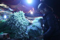 Xuyên đêm lạnh, tiểu thương chợ hoa Quảng Bá mưu sinh