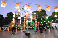 Du khách thích thú trải nghiệm tại lễ hội văn hóa dân gian 