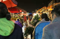 Xuyên đêm lạnh, tiểu thương chợ hoa Quảng Bá mưu sinh