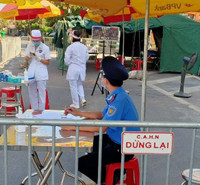 [Ảnh] Lực lượng chức năng siết chặt phòng chống dịch Covid-19 tại các cửa ngõ của Thủ đô