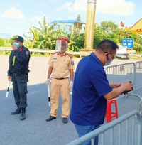 [Ảnh] Lực lượng chức năng siết chặt phòng chống dịch Covid-19 tại các cửa ngõ của Thủ đô