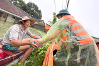 Hình ảnh đẹp cán bộ, chiến sĩ Công an huyện Chương Mỹ xung kích giúp người dân vùng lũ