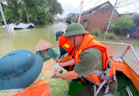 Hình ảnh đẹp cán bộ, chiến sĩ Công an huyện Chương Mỹ xung kích giúp người dân vùng lũ