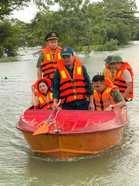 Hình ảnh đẹp cán bộ, chiến sĩ Công an huyện Chương Mỹ xung kích giúp người dân vùng lũ