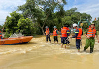 Hình ảnh đẹp cán bộ, chiến sĩ Công an huyện Chương Mỹ xung kích giúp người dân vùng lũ