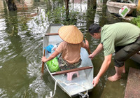 Hình ảnh đẹp cán bộ, chiến sĩ Công an huyện Chương Mỹ xung kích giúp người dân vùng lũ