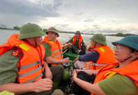 Hình ảnh đẹp cán bộ, chiến sĩ Công an huyện Chương Mỹ xung kích giúp người dân vùng lũ