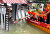 Hình ảnh đẹp cán bộ, chiến sĩ Công an huyện Chương Mỹ xung kích giúp người dân vùng lũ