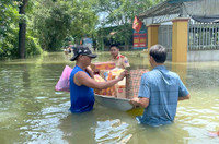 Hình ảnh đẹp cán bộ, chiến sĩ Công an huyện Chương Mỹ xung kích giúp người dân vùng lũ