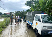 Hình ảnh đẹp cán bộ, chiến sĩ Công an huyện Chương Mỹ xung kích giúp người dân vùng lũ