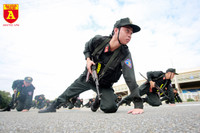 Xem Cảnh sát đặc nhiệm đu dây, đột nhập nhà cao tầng trấn áp tội phạm