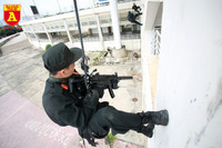Xem Cảnh sát đặc nhiệm đu dây, đột nhập nhà cao tầng trấn áp tội phạm
