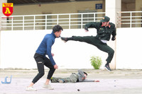 Xem Cảnh sát đặc nhiệm đu dây, đột nhập nhà cao tầng trấn áp tội phạm