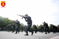 Xem Cảnh sát đặc nhiệm đu dây, đột nhập nhà cao tầng trấn áp tội phạm