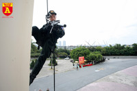 Xem Cảnh sát đặc nhiệm đu dây, đột nhập nhà cao tầng trấn áp tội phạm