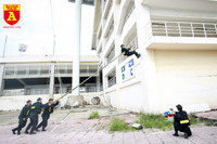 Xem Cảnh sát đặc nhiệm đu dây, đột nhập nhà cao tầng trấn áp tội phạm