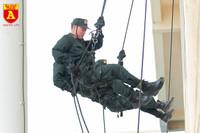 Xem Cảnh sát đặc nhiệm đu dây, đột nhập nhà cao tầng trấn áp tội phạm