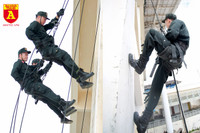 Xem Cảnh sát đặc nhiệm đu dây, đột nhập nhà cao tầng trấn áp tội phạm