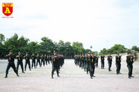 Xem Cảnh sát đặc nhiệm đu dây, đột nhập nhà cao tầng trấn áp tội phạm