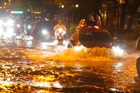 Nút giao Lý Thường Kiệt - Phan Bội Châu biến thành ‘sông’ sau trận mưa lớn