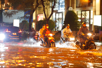 Nút giao Lý Thường Kiệt - Phan Bội Châu biến thành ‘sông’ sau trận mưa lớn