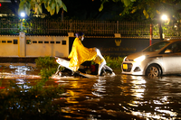 Nút giao Lý Thường Kiệt - Phan Bội Châu biến thành ‘sông’ sau trận mưa lớn