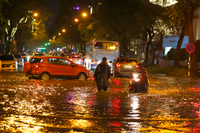 Nút giao Lý Thường Kiệt - Phan Bội Châu biến thành ‘sông’ sau trận mưa lớn