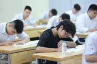 Những hình ảnh nghiêm ngặt trong phòng thi tốt nghiệp THPT 2023