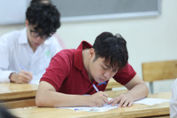 Những hình ảnh nghiêm ngặt trong phòng thi tốt nghiệp THPT 2023