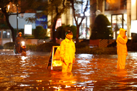 Nút giao Lý Thường Kiệt - Phan Bội Châu biến thành ‘sông’ sau trận mưa lớn