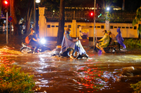 Nút giao Lý Thường Kiệt - Phan Bội Châu biến thành ‘sông’ sau trận mưa lớn