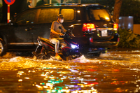 Nút giao Lý Thường Kiệt - Phan Bội Châu biến thành ‘sông’ sau trận mưa lớn