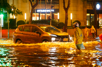 Nút giao Lý Thường Kiệt - Phan Bội Châu biến thành ‘sông’ sau trận mưa lớn