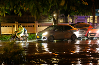 Nút giao Lý Thường Kiệt - Phan Bội Châu biến thành ‘sông’ sau trận mưa lớn