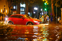 Nút giao Lý Thường Kiệt - Phan Bội Châu biến thành ‘sông’ sau trận mưa lớn