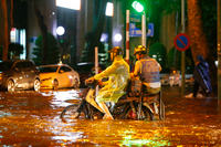 Nút giao Lý Thường Kiệt - Phan Bội Châu biến thành ‘sông’ sau trận mưa lớn