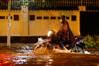Nút giao Lý Thường Kiệt - Phan Bội Châu biến thành ‘sông’ sau trận mưa lớn