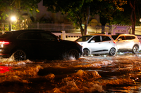 Nút giao Lý Thường Kiệt - Phan Bội Châu biến thành ‘sông’ sau trận mưa lớn