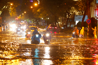 Nút giao Lý Thường Kiệt - Phan Bội Châu biến thành ‘sông’ sau trận mưa lớn