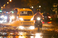 Nút giao Lý Thường Kiệt - Phan Bội Châu biến thành ‘sông’ sau trận mưa lớn