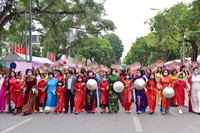 Phụ nữ Thủ đô thướt tha trong trang phục áo dài 