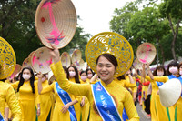 Phụ nữ Thủ đô thướt tha trong trang phục áo dài 