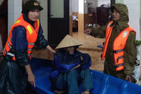 Điểm tựa của người dân vùng lũ