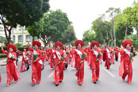 Phụ nữ Thủ đô thướt tha trong trang phục áo dài 