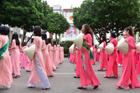 Phụ nữ Thủ đô thướt tha trong trang phục áo dài 